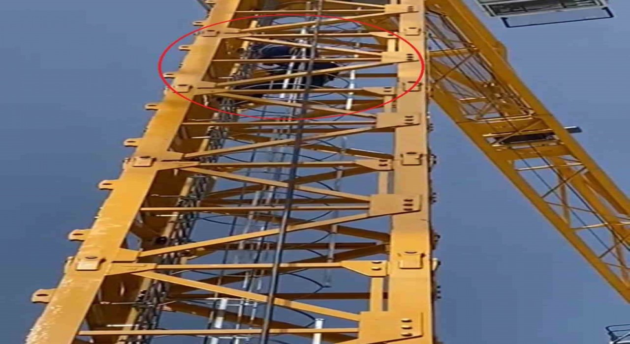50 metrelik kule vinçte hayat kurtaran operasyon kamerada