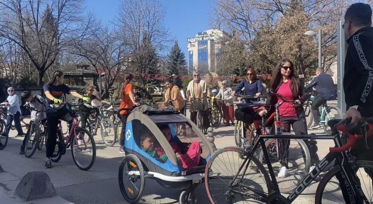 8 Mart Dünya Kadınlar Gününde farkındalık için pedal çevirdiler