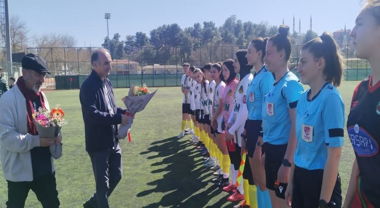 8 Martta kadın hakem ve futbolculara çiçek verildi