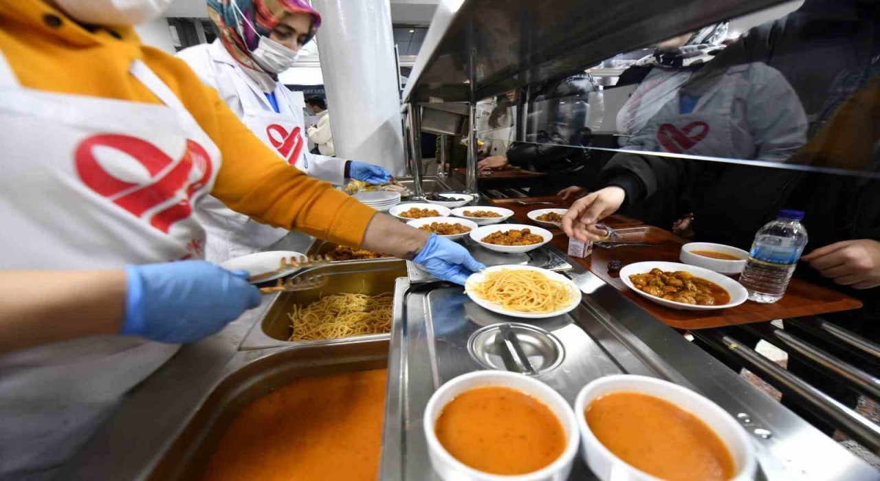 ABBnin Gençlik Sofraları öğrencileri iftarda buluşturuyor
