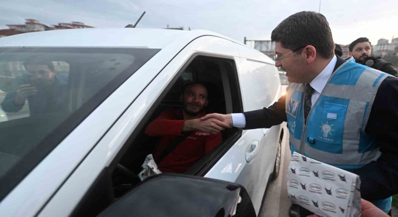 Adalet Bakanı Tunç, iftara yetişemeyen vatandaşlara ikramda bulundu