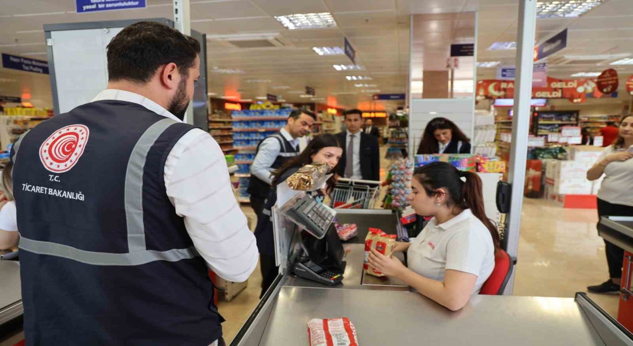 Adanada bayram öncesi marketlerde fahiş fiyat ve etiket denetimi