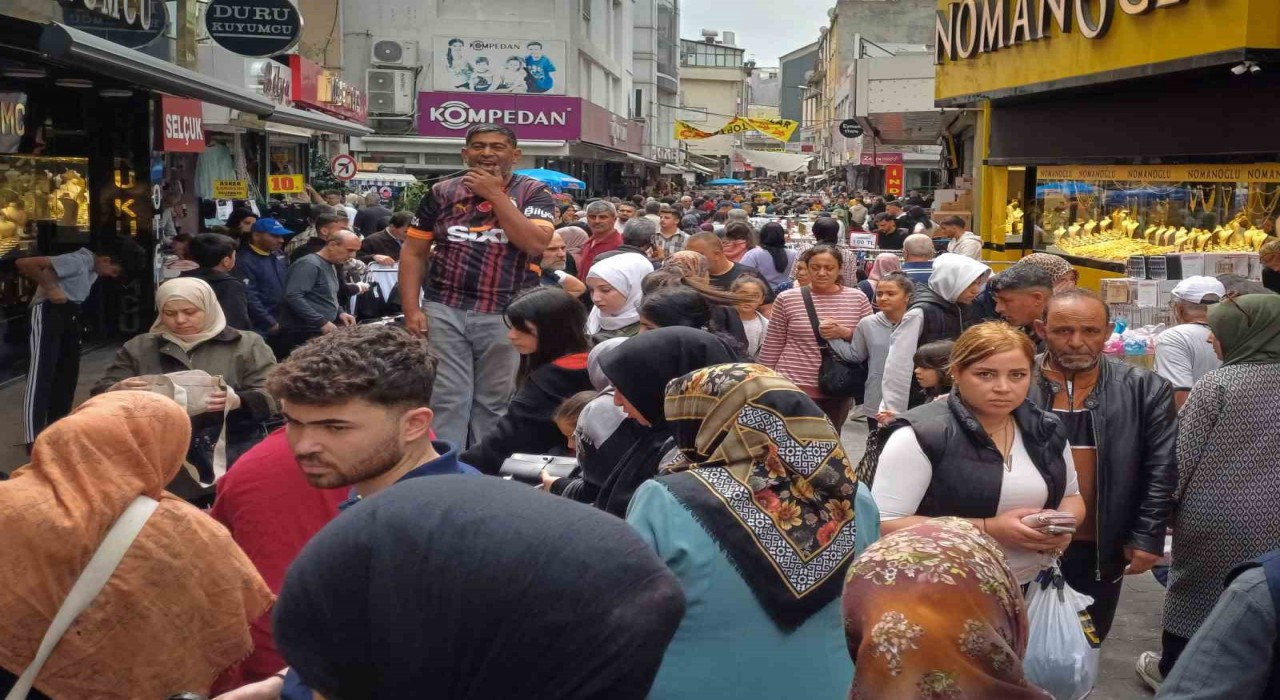 Adanada çarşı ve pazarlarda bayram yoğunluğu yaşanıyor