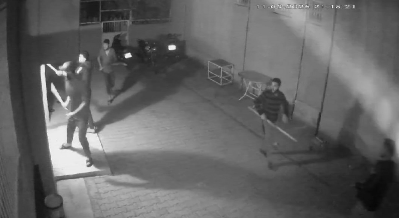 Adanada ellerinde sopalarla eve saldırıp, bir genci darp ettiler