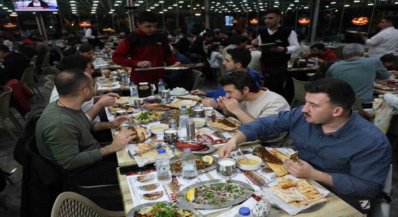 Adanada ilk iftarda kebapçılar doldu taştı