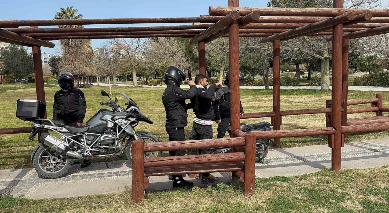 Adanada narkotim timleri uyuşturucu kullanan 76 şahsı suçüstü yakaladı