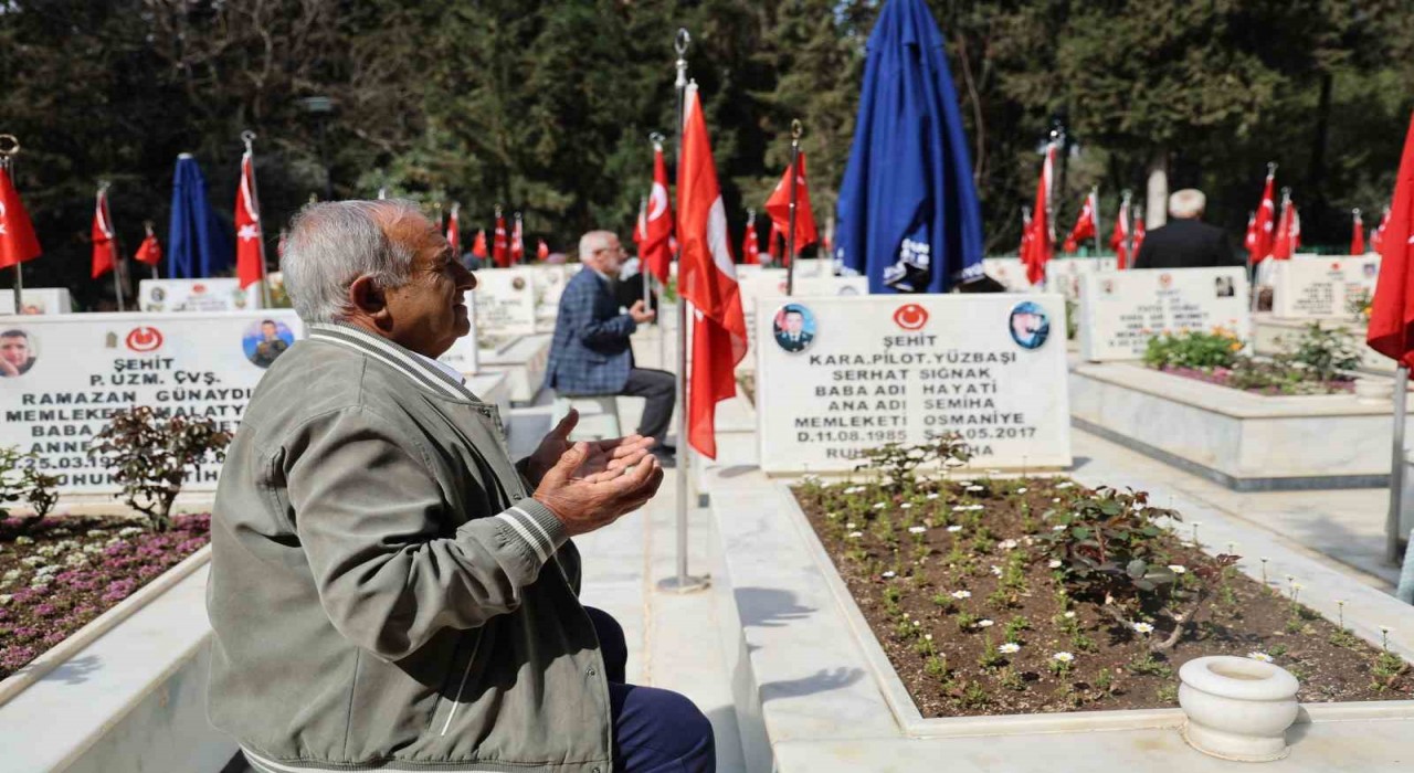 Adanada şehit aileleri evlatlarının kabirleri başında dua ederek karanfil bıraktı