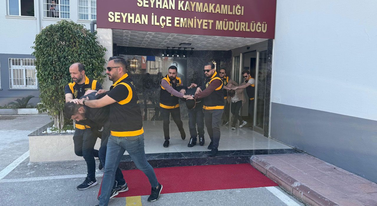 Adana’da Silikon Maskeli ve Silahlı Şüpheliler Kovalamacayla Yakalandı