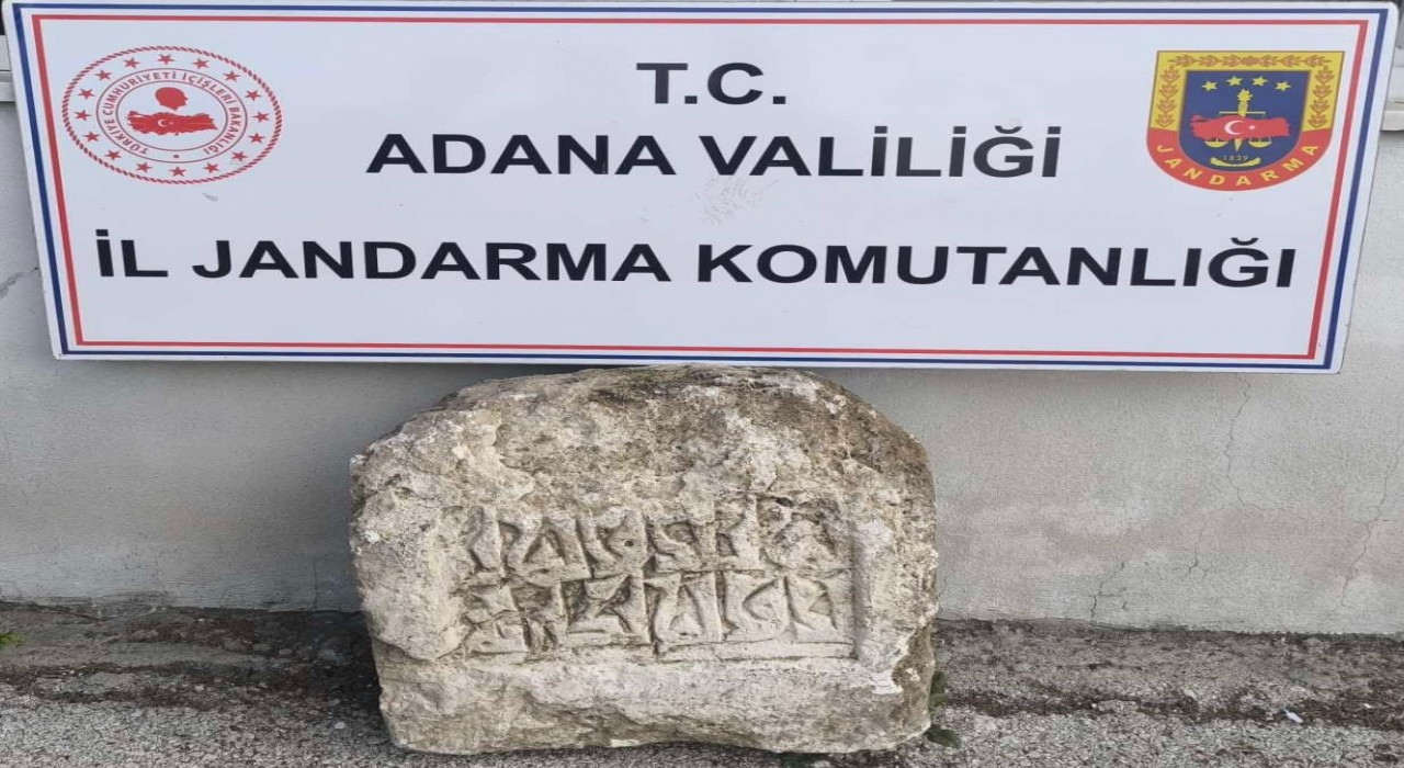 Adanada tarihi eser operasyonu: Yazılı kesme taş ve objeler ele geçirildi