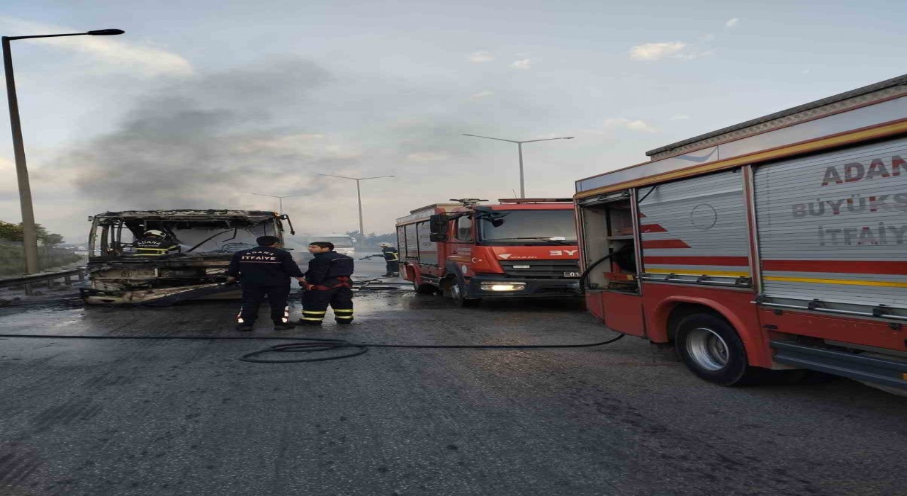 Adanada toplu taşıma aracı alev alev yandı