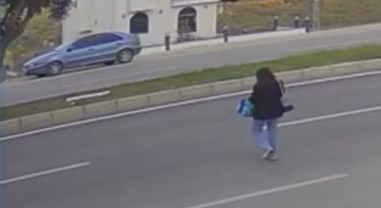 Adanada yolda telefona bakan genç kız otomobilin çarpmasıyla ağır yaralandı