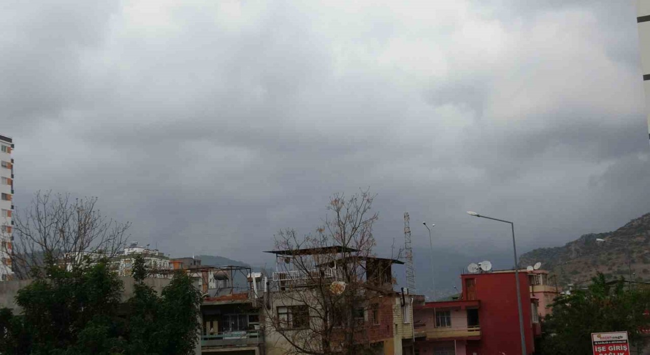 Adananın yüksek kesimlerinde kar ve dolu yağışı