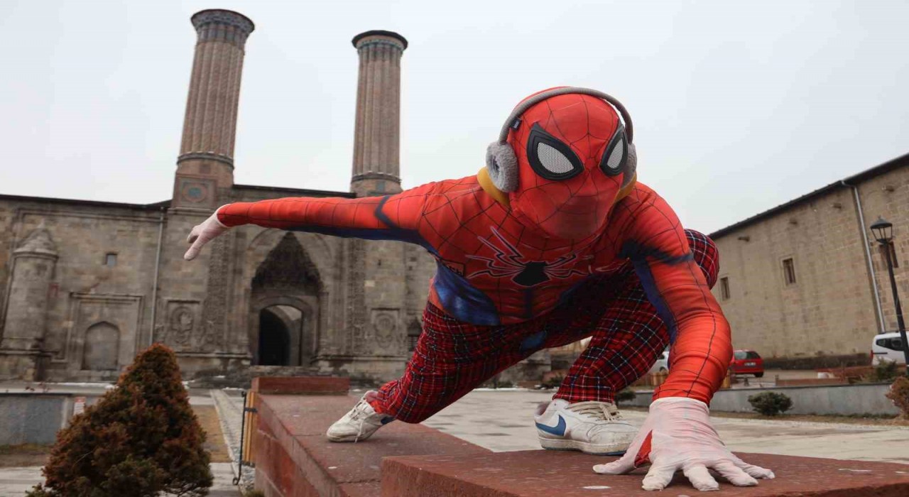 Adım adım Türkiyeyi gezen Örümcek Adam Erzurumda