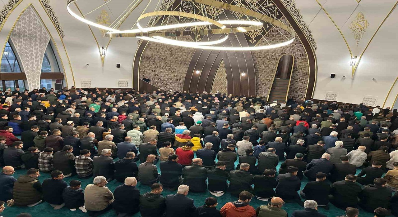 Adıyamanda binlerce kişi bayram namazı için saf tuttu