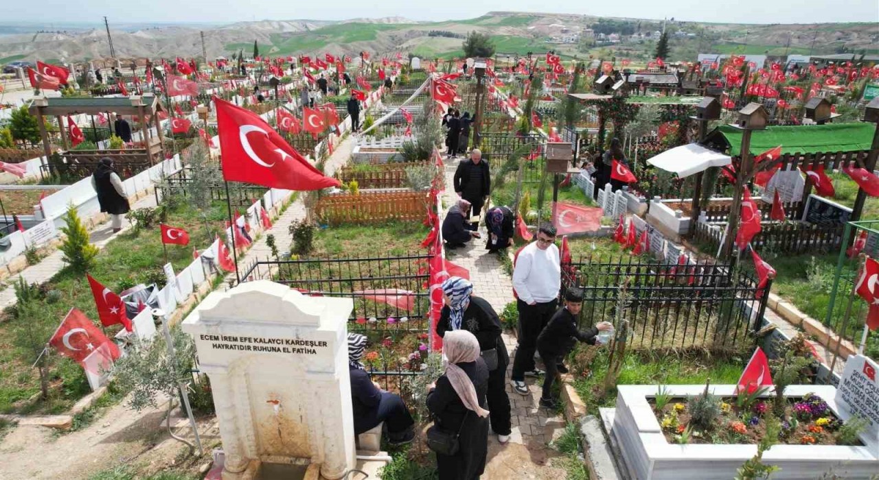 Adıyamanda deprem şehitliğine bayram ziyareti