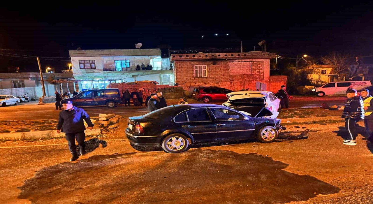 Adıyamanda iki otomobil çarpıştı: 7 yaralı