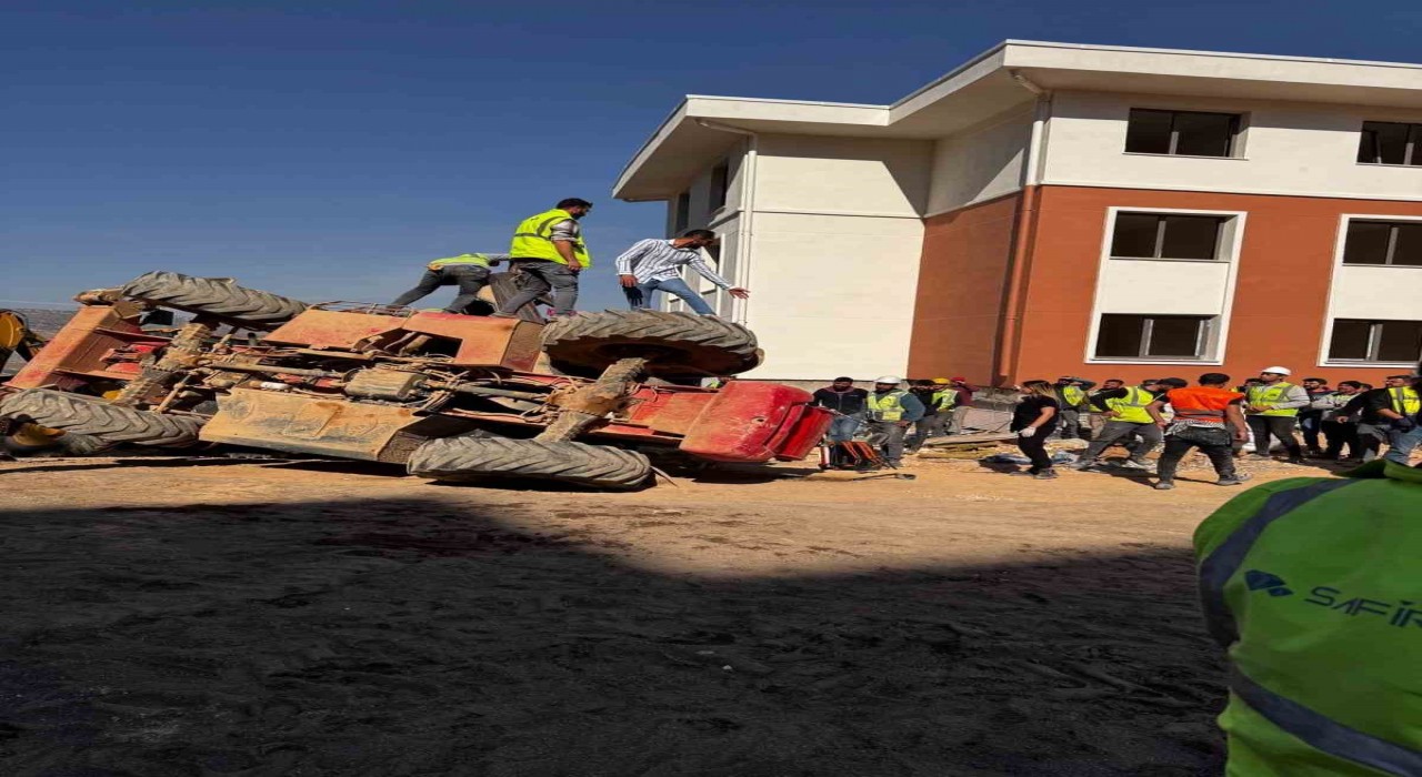 Adıyamanda iş makinesi devrildi: 1 yaralı