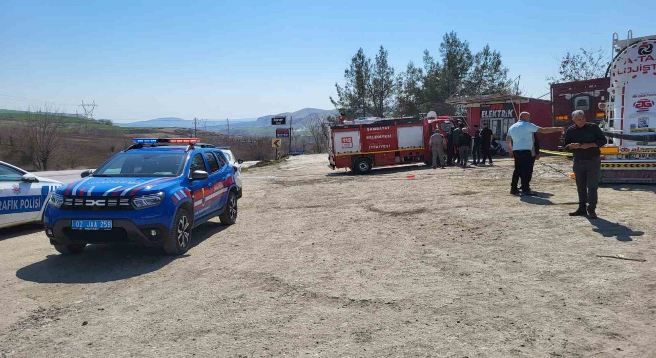 Adıyamanda kum yüklü kamyon 2 tıra çarptı: 1 ölü, 1 yaralı