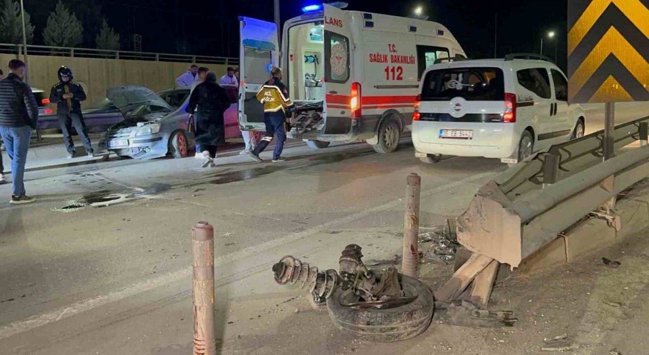 Adıyamanda otomobil bariyerlere çarptı: 2 yaralı