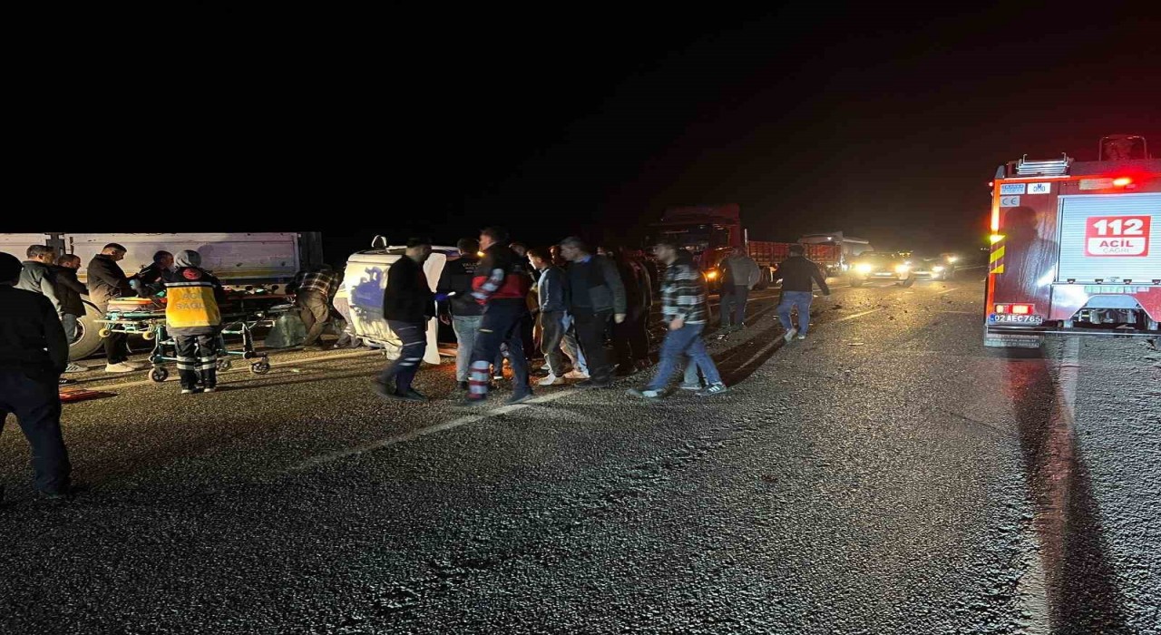 Adıyamanda otomobil U dönüşü yapan tıra çarptı: 1 ölü, 1 yaralı
