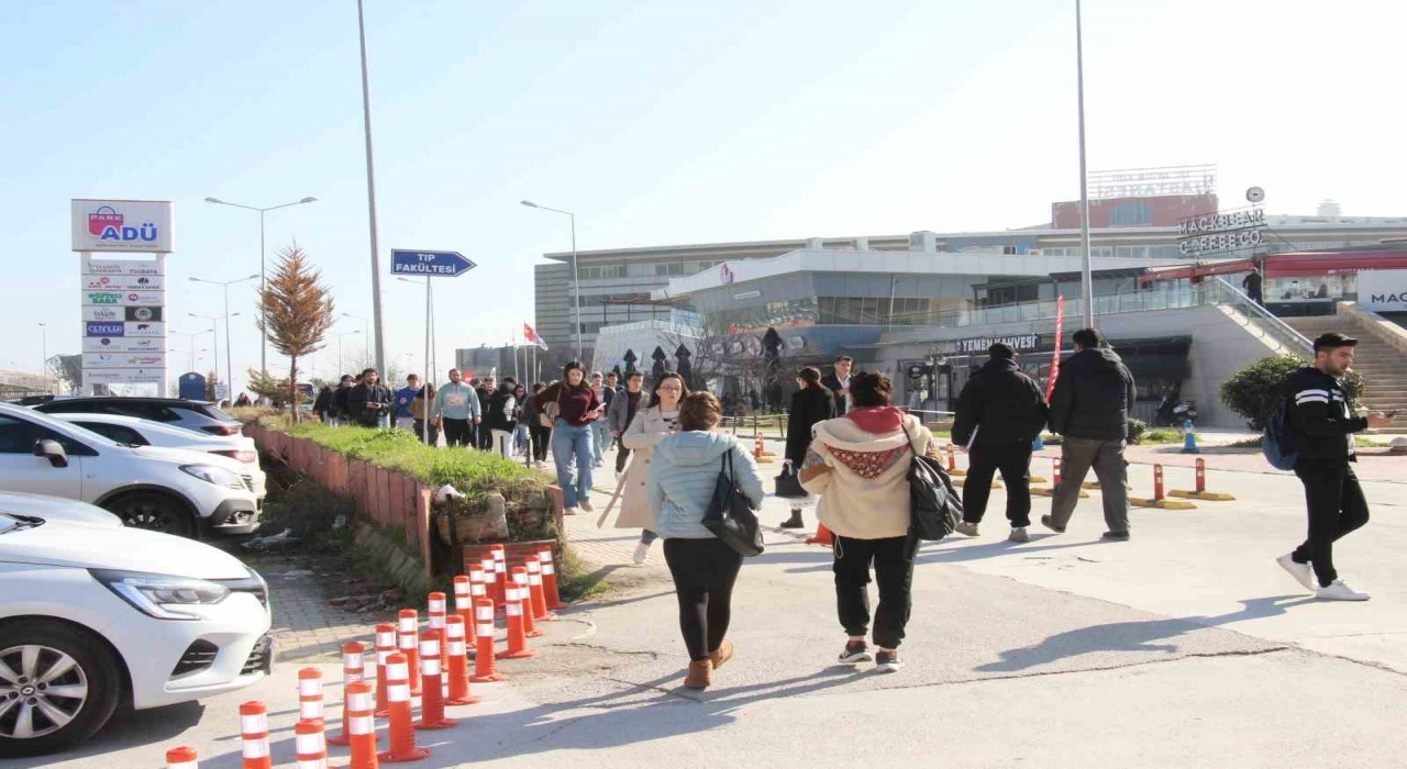 ADÜde ücretli geçiş kararındaki adaletsizliğe öğrencilerden tepki
