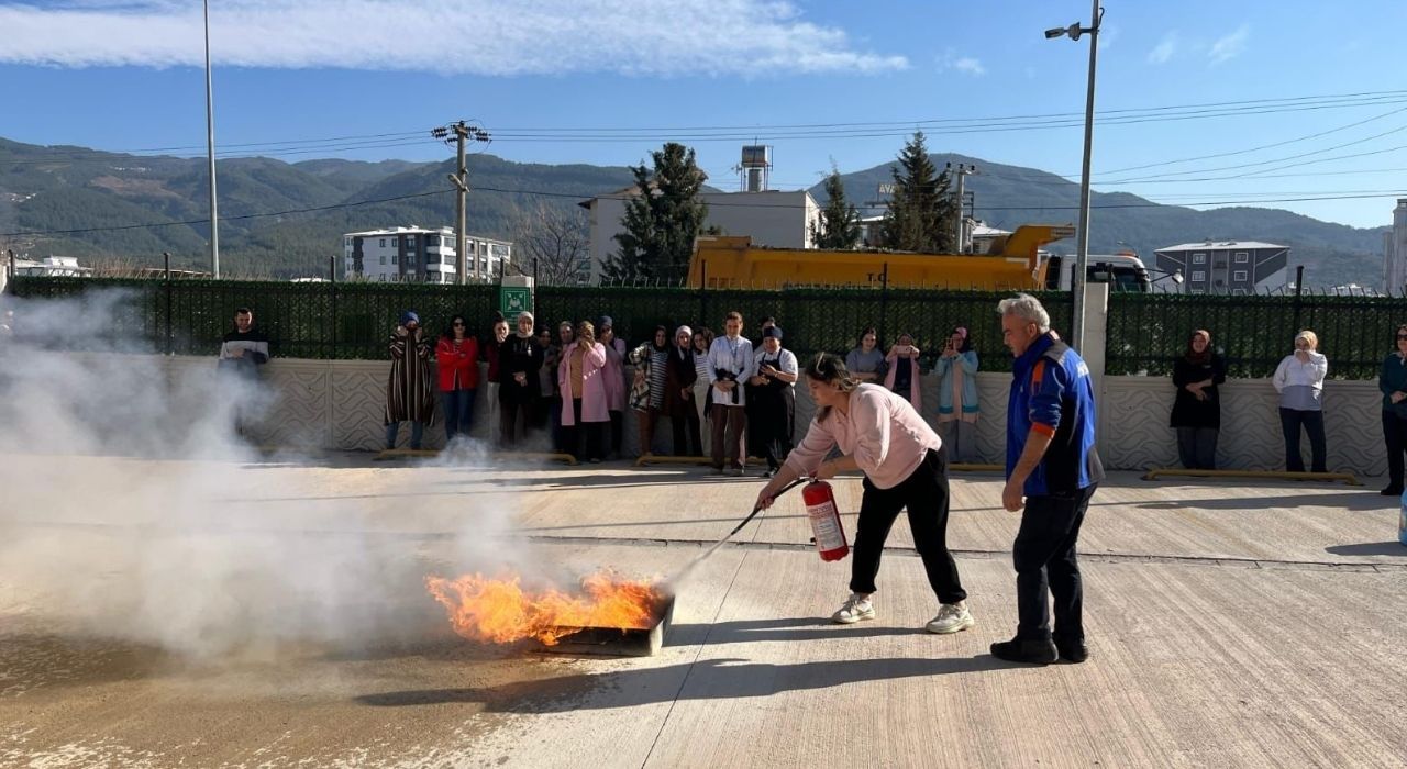 AFAD, Yangın Söndürme ve Tahliye Yöntemlerini Uygulamalı Olarak Anlattı