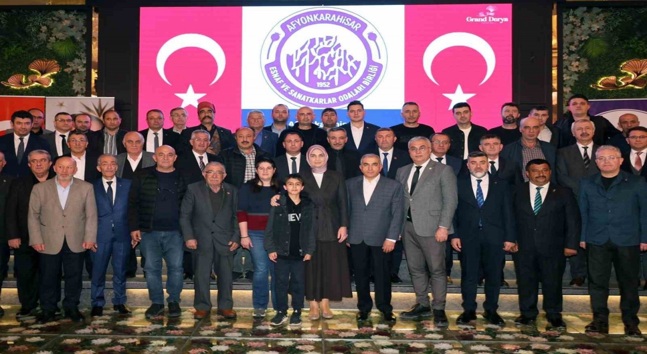 Afyonkarahisar Valisi Yiğitbaşı, esnafla iftarda buluştu