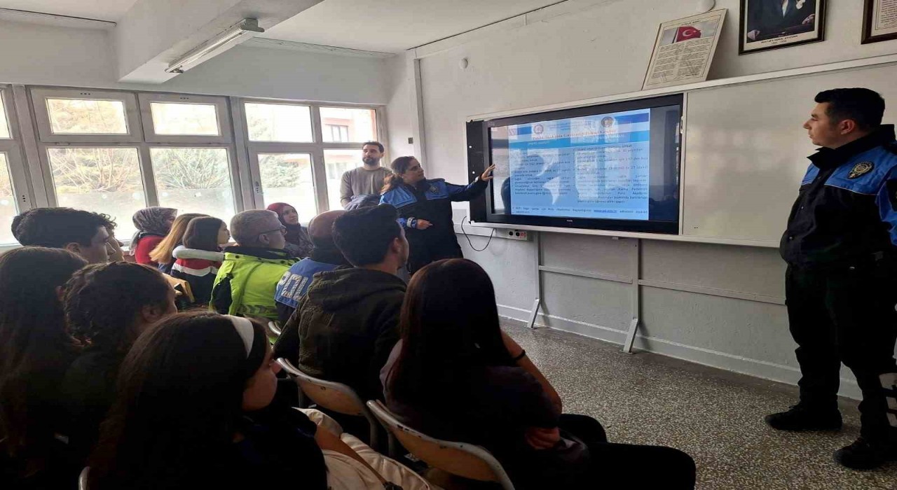 Afyonkarahisarda emniyet ekipleri gençleri bilgilendiriyor