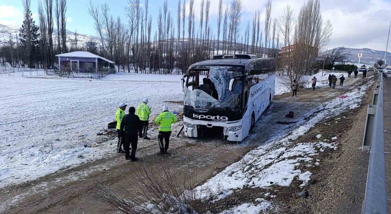 Afyon’da yolcu otobüsü devrildi: 1 ölü, 25 yaralı
