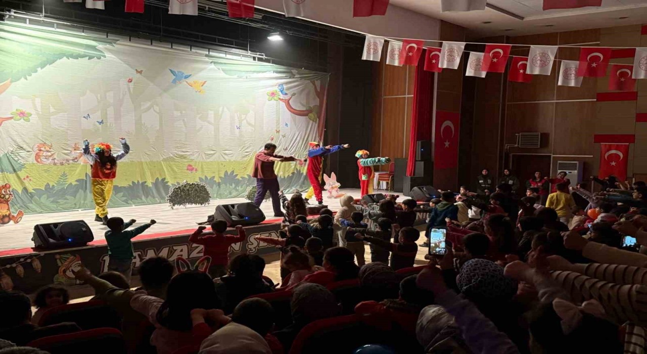 Ağrı Ramazan Şenliklerinde Çocuk Tiyatrosu Sahnelendi