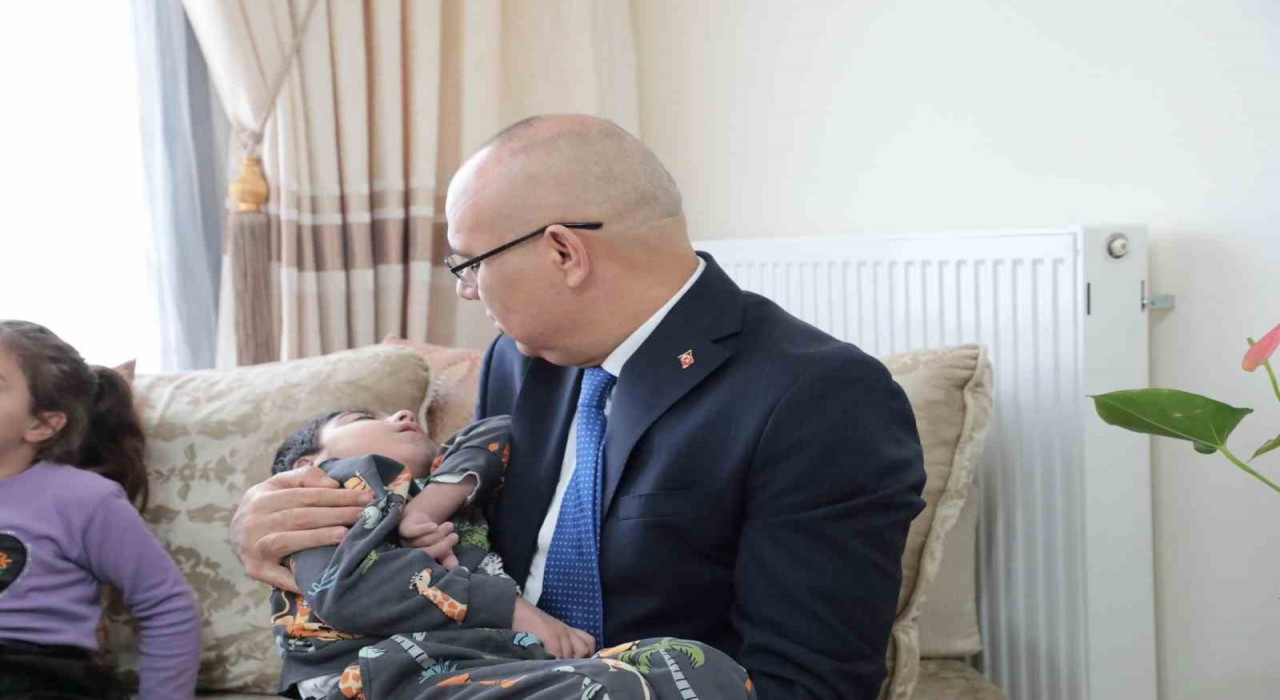 Ağrı Valisi Koç, epilepsi hastası Selçuk Eymeni evinde ziyaret etti
