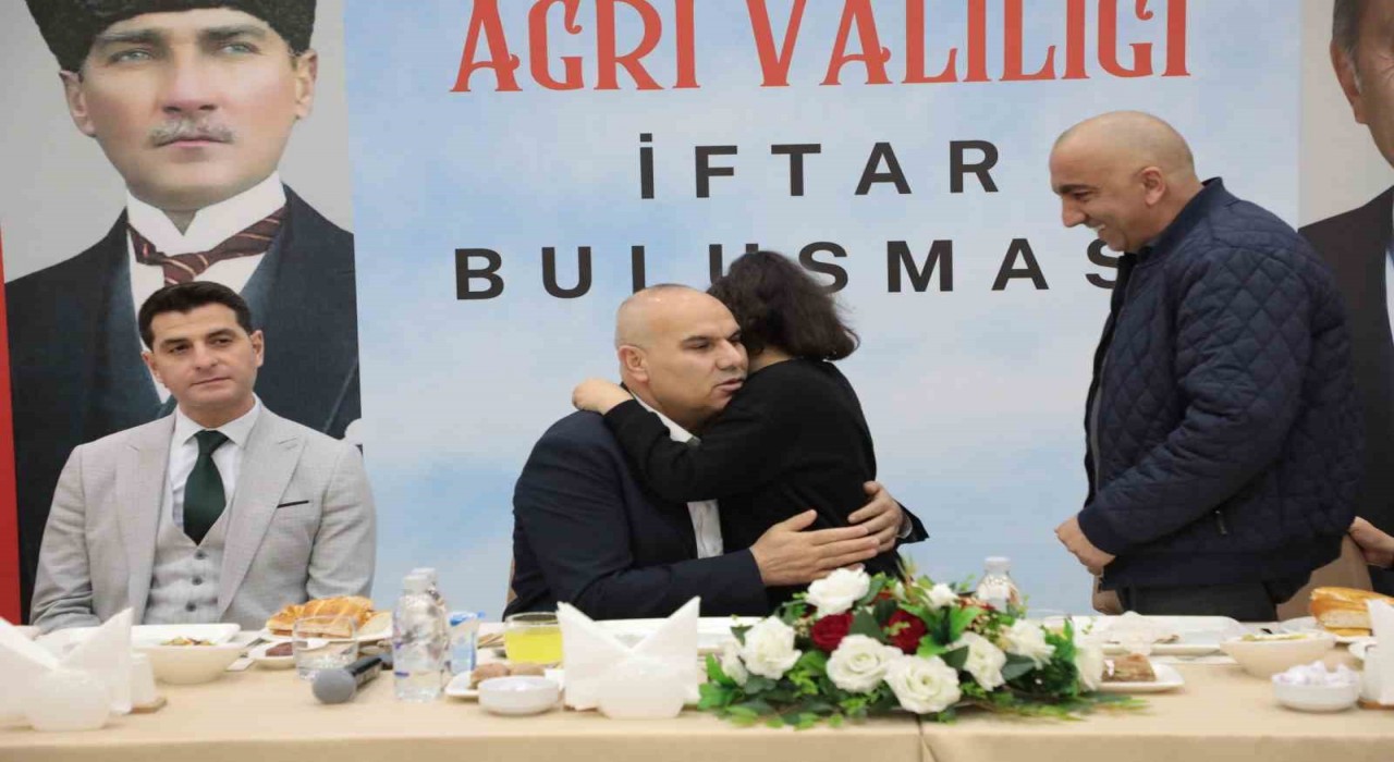Ağrı Valisi Koç, koruyucu aileler ve otizmli çocuklarla iftarda bir araya geldi