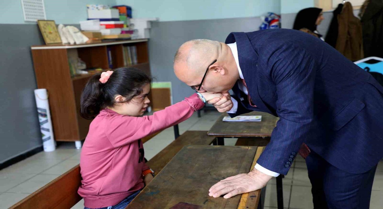 Ağrı Valisi Koç, öğrenci daveti üzerine İMKB Gazi Ortaokulunu ziyaret etti