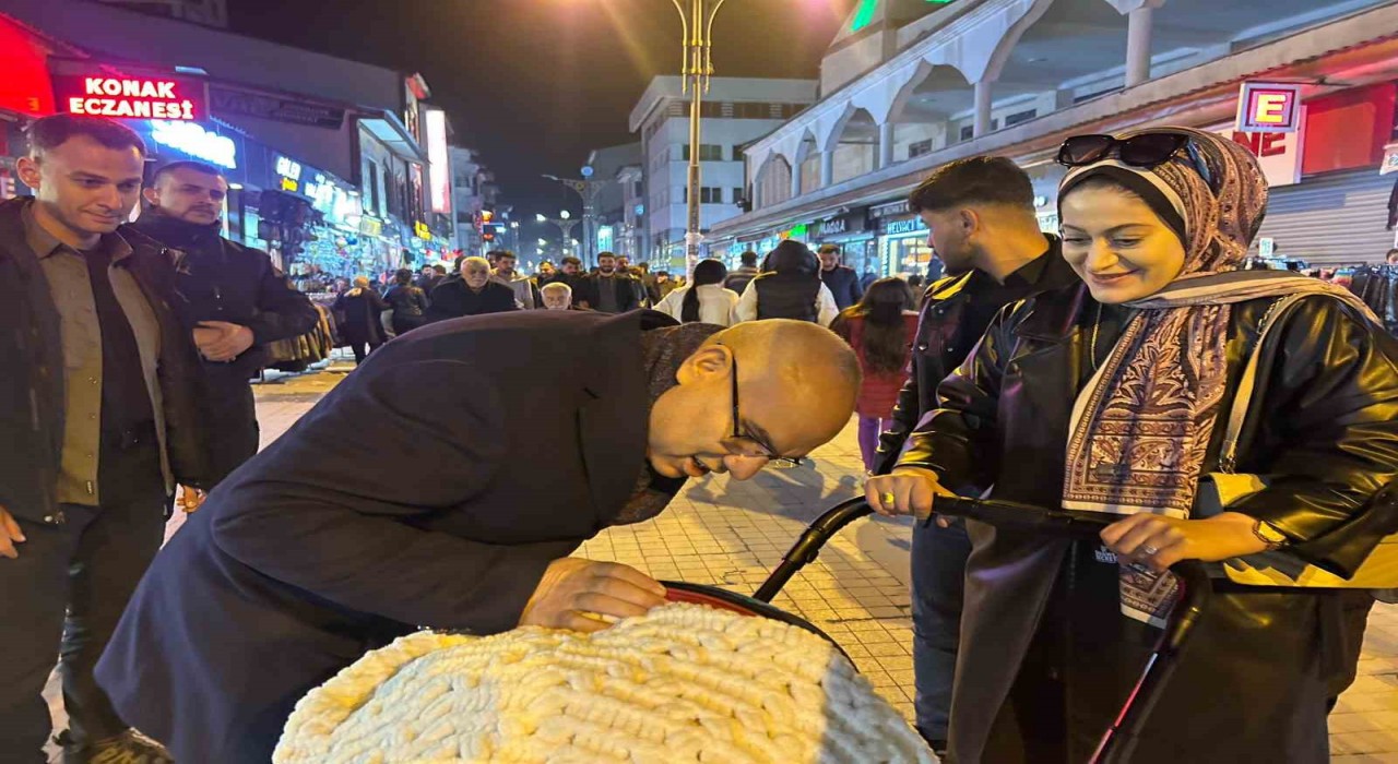 Ağrı Valisi Koçtan Cumhuriyet Caddesinde bayram ziyareti