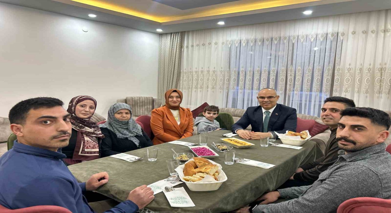 Ağrı Valisi Mustafa Koç, şehit annesi Makbule Doğanın iftar sofrasına konuk oldu