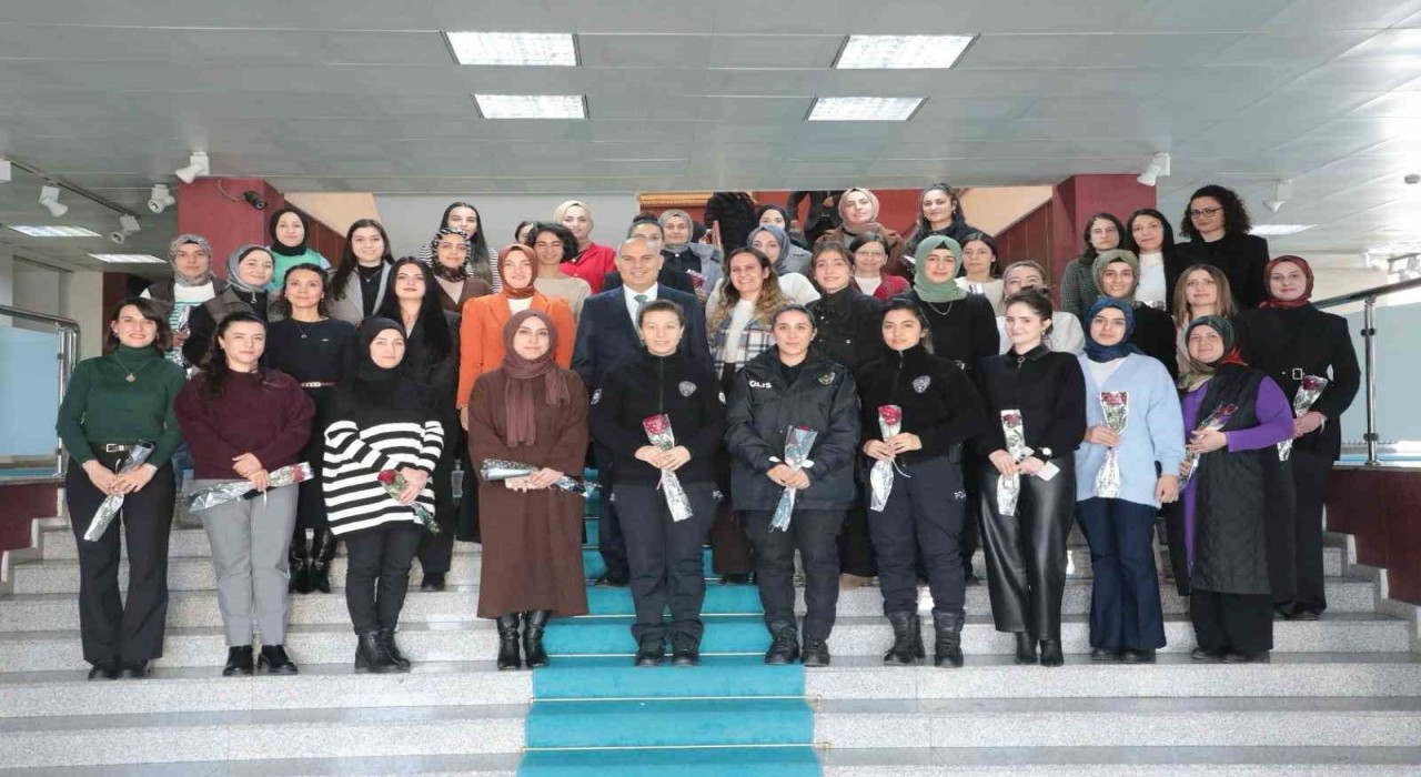 Ağrı Valisi Mustafa Koç ve eşi Neslihan Gül Koçtan kadın personellere 8 Mart ziyareti
