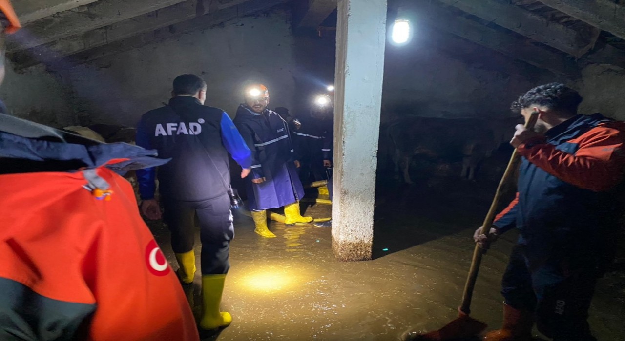 Ağrıda kar erimesi sonucu evler ve ahırlar su altında kaldı