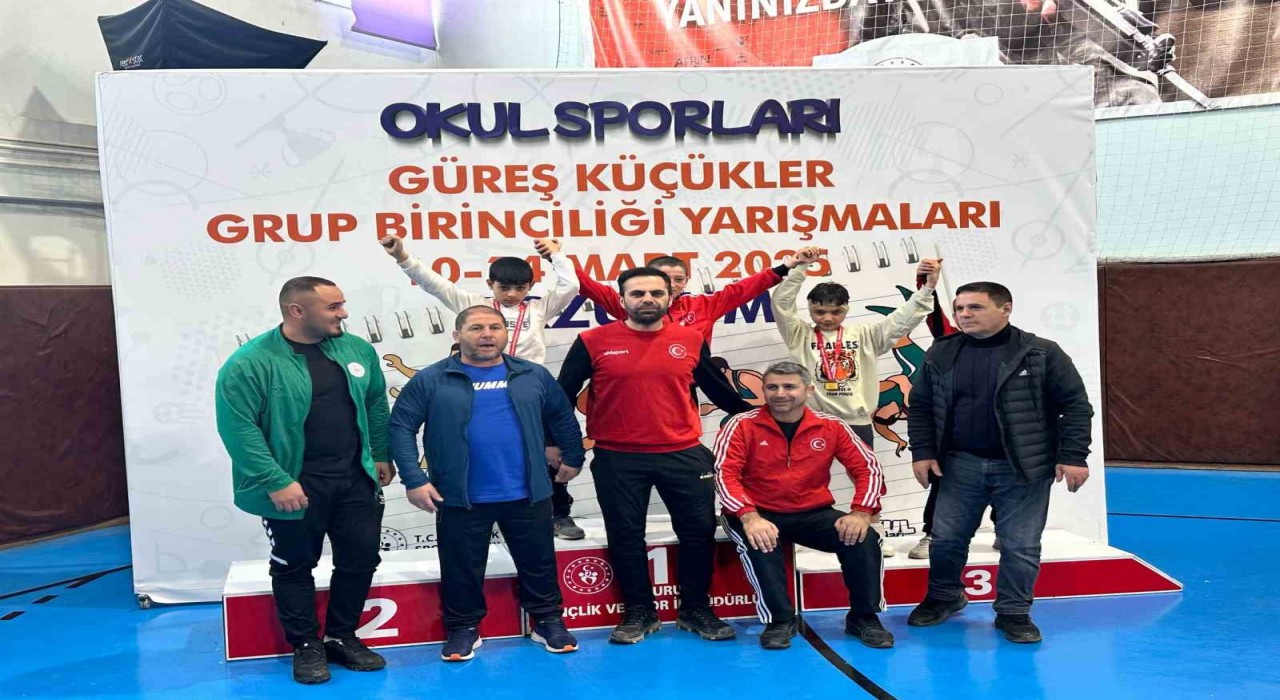 Ağrının genç güreşçileri madalyalarla döndü