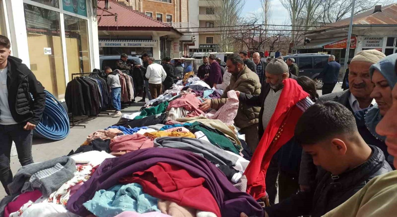 Ahlatta bayram öncesi yoğunluğu