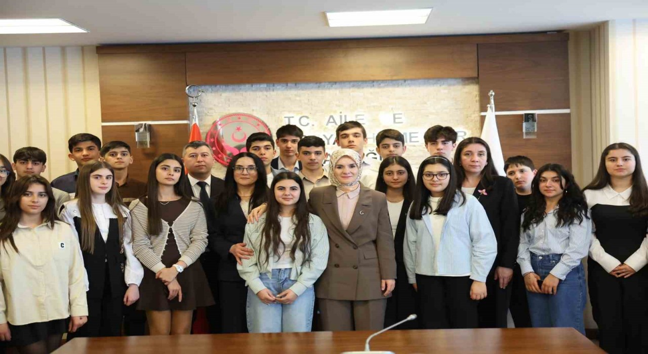 Aile ve Sosyal Hizmetler Bakanı Göktaş, Azerbaycandan gelen şehit çocuklarıyla buluştu