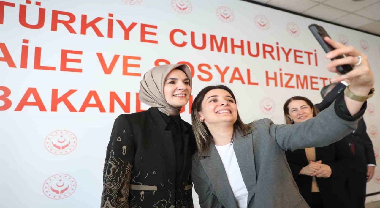 Aile ve Sosyal Hizmetler Bakanı Göktaş, bakanlık personeli ile bayramlaştı