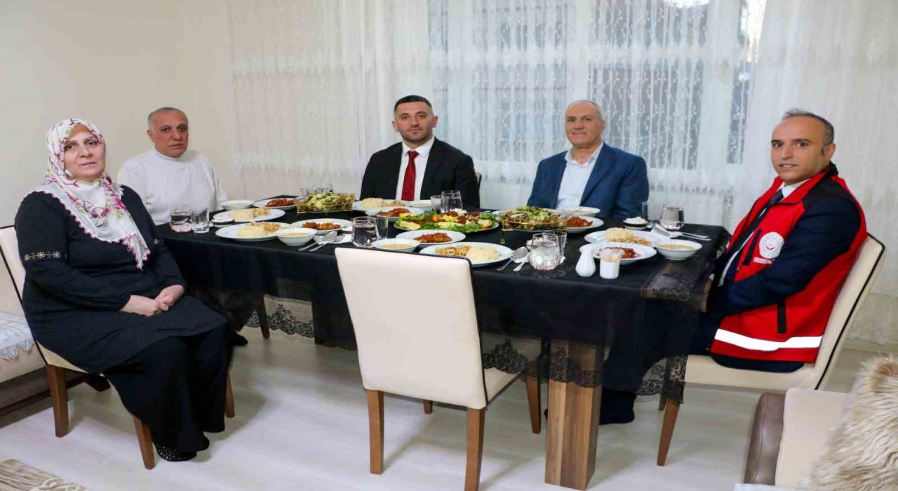 Aile ve Sosyal Hizmetler Bakanlığı personeli şehit aileleri ile iftarda buluştu