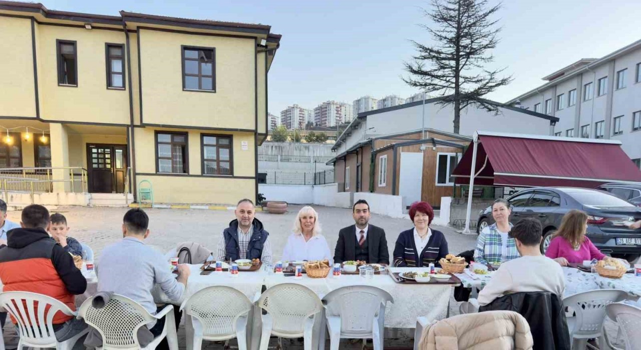 Aile ve Sosyal Hizmetler İl Müdürlüğünden çocuklara özel iftar programı