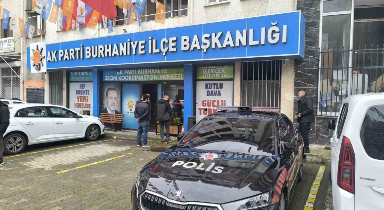 AK Parti Burhaniye İlçe Başkanlığına taşlı saldırı