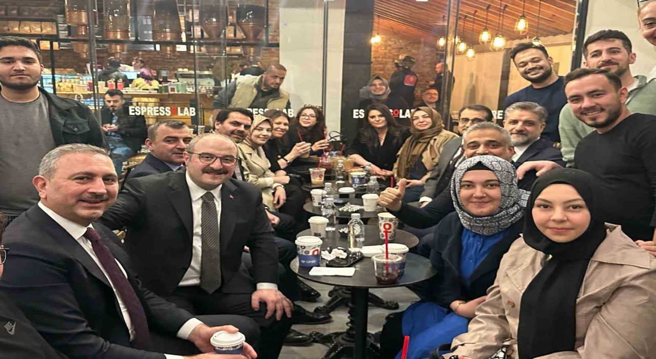 AK Partili Varank ve Gül, gençlerle Espressolabda buluştu