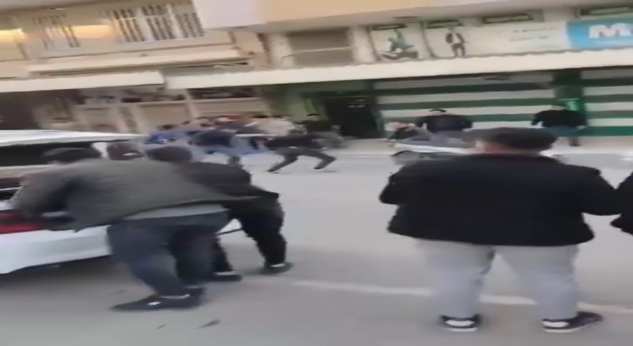 Akçakalede yol ortasındaki taşlı sopalı kavga kameraya yansıdı