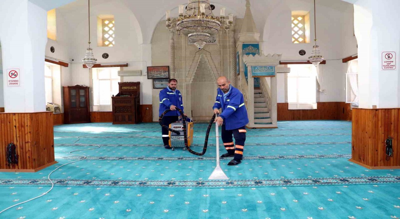Akdenizde camiler bayrama hazır