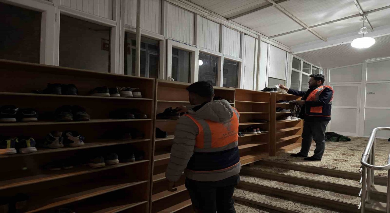 Aksarayda teravih namazına camiye gelen çocuklara ayakkabıda harçlık sürprizi