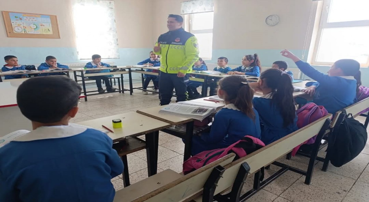 Akyakada jandarma ekiplerinden öğrencilere Trafik Dedektifleri Projesi eğitimi