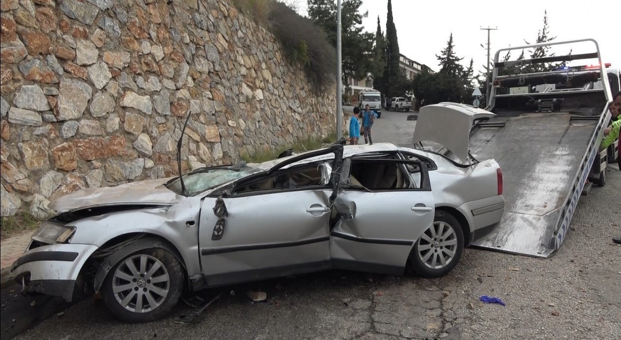 Alanyada 20 metreden şarampole uçan otomobilin sürücüsü ağır yaralandı